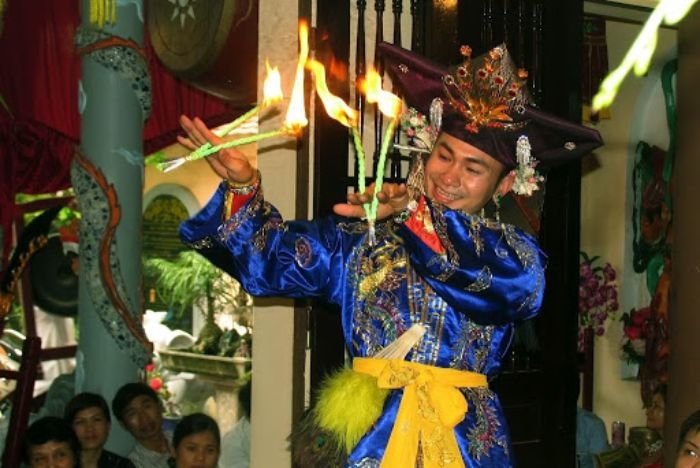 Cách xin số đề Ông Thần Tài bằng phương pháp lên đồng